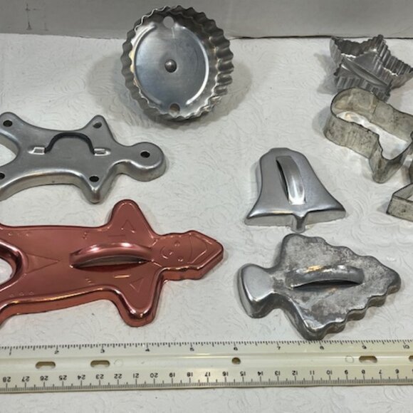 VTG 8 Various Biscuit Cookie Cutters Metal Gingerbread Man Stars Bell Tree Boot - Picture 11 of 12